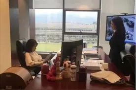 董明珠办公室照片流出，墙角的东西亮了！员工：希望董总别抬头图片