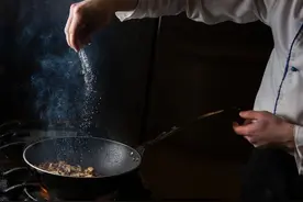 料理调味时先加糖，还是加盐好？没掌握调味顺序口感差很大图片