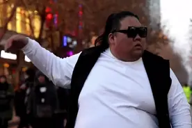 体重510斤的中国小伙，一顿要吃半只羊，睡觉只能坐着睡图片