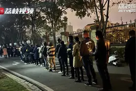 女子跳楼抗议遛狗不牵绳，养宠物不能凌驾于人的权利之上｜荔枝时评图片