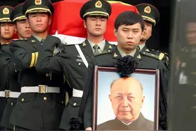 钱学森殡礼：三军仪仗队抬棺，党旗盖棺，送行“航天之父”图片