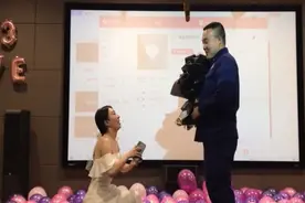 勇敢！四川妹子单膝跪地向消防员男友求婚成功，同事哭着录完视频图片