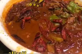 这谁顶得住？小龙虾吃到一半突然活了，餐馆火了，生意却没了图片