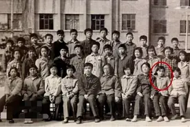 王菲小学受欢迎，毕业照和同学手牵手，谢霆锋女友条件艰苦也高冷图片