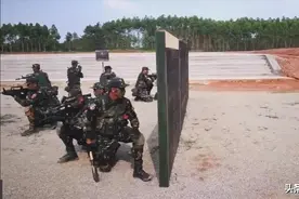 飞翔的工兵锹：特种兵的万能武器，早上煎鸡蛋，午间削敌人脑袋图片