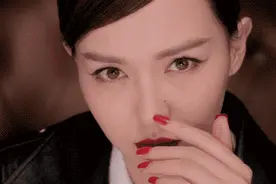 为啥美妆师化妆像“磨皮”？学徒说出了真相，难怪妆容画的精致图片