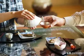 日本独特社交礼仪——三人合影中间的人会遭遇不幸？图片