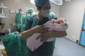 孕妇怀孕六个月，婆婆称生男孩给五万，生下孩子，儿媳成百万富翁图片