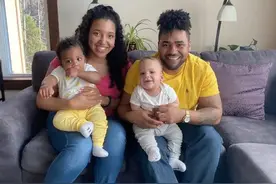 美国女子生下一对双胞胎，一黑一白，就连男友也感到意外图片