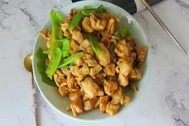 教你在家炒鸡肉，肉质香嫩入味，做法简单又实用，一大盘都不够吃图片