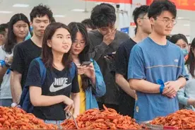 豪华配置！江苏“超美味”大学，坐拥8大网红食堂，千余斤小龙虾免费吃！图片