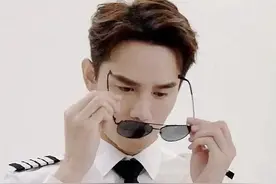 王凯的机长定妆照来了！制服控速进图片