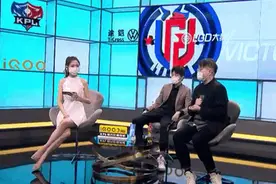 KPL凭一己之力换掉评论席沙发的人又来了,拖米再被镜头拍到葛优躺图片