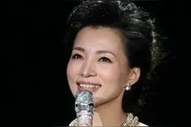 撤侨令下，"双标"董卿被迫现"原形"，成龙却靠儿子赢了一回图片