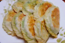 用平底锅就能做的三鲜韭菜盒，皮薄馅大，非常简单！图片