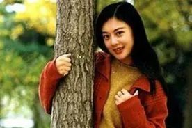 前央视才女姜丰：巅峰时为爱加入英国国籍，离婚后回国创业养家图片