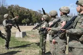 解放军又一部队换装新式单兵战斗携行具，这次全套配了“星空迷彩”图片