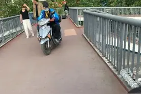 网友反映的“过街天桥成了外卖的通行道”图片