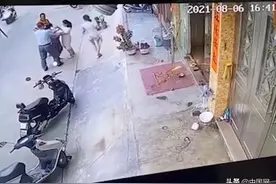 广东一女子带孩子围观看热闹，意外被爆燃的酒精烧伤图片
