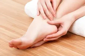 两个小方止足跟痛图片