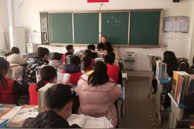 老师一只脚没穿鞋子上课？图片