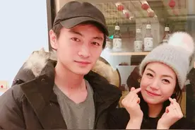 陈晓陈妍希罕见合体秀恩爱！深夜与好友聚餐，全程牵手搂抱超甜蜜图片