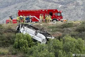 美国圣地亚哥一辆旅游大巴翻车 已至3死18伤图片
