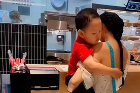 孩子为穿着“暴露”的妈妈操碎心，不停帮其整理衣服，真的挺懂事图片