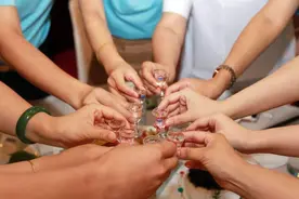 聚酒时为保持清醒不喝多，和狡猾者学几条偷赖术，并不丢人图片