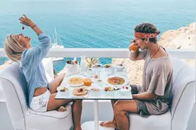 国外小伙辞职旅游，收获了爱情，也赚到了钱：一张照片卖六七万图片