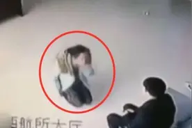 大学女教师冲进派出所，哭着对着15岁儿子下跪：求求你放过我吧图片