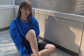 虞书欣私服好大胆，“鲨鱼裤”竟然敢单穿，蓝色卫衣抢镜了图片