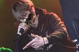 何音儿子参加嘻哈真人秀，帅气五官神似妈咪，已10年未见黄志忠图片