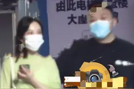 29岁男星恋情曝光！和美女当街亲密搂抱，被拍同回爱巢似老夫老妻图片