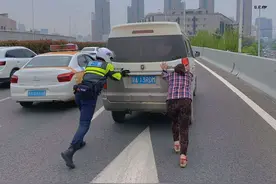 面包车高架抛锚，暖心交警帮推车图片