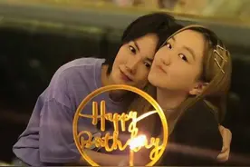 51岁王菲为李嫣庆生，母女同框堪比姐妹花，王菲保养秘诀是什么？图片