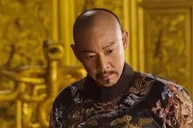 乾隆皇帝不慎摔倒，八品小官李世杰将其果断扶起，随后升官发财图片