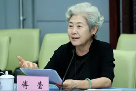 67岁的傅莹再挑重担图片