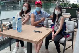 70岁郭台铭携家人出国打疫苗，与娇妻如隔代，女儿遗传父母好基因图片