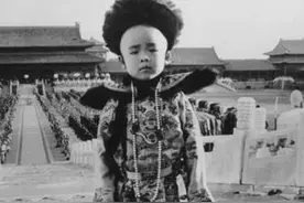 1982年，四川一农民在山沟沟里“称帝”，强占当地女子为“皇后”图片