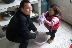 直击：袖珍女孩和盲人丈夫的婚后“私下”生活图片