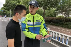 【我为群众办实事】浙江杭州创新推出“交通安全码” 可替代实体驾驶证 用颜色显示风险等级图片