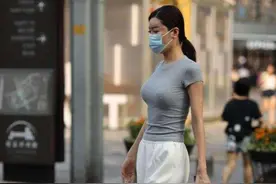 提臀高腰的牛仔短裤，将纤纤长腿展现得淋漓尽致图片