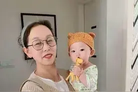时髦的姥姥！57岁青岛姥姥帮女儿带娃，因穿衣年轻减龄意外变网红图片