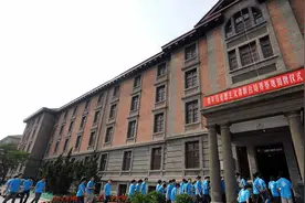 在中国第一个举起十月社会主义革命旗帜，并深刻分析和系统阐述其意义图片