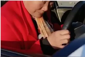 55岁大妈买1200万豪车，男销售弯腰相迎，全程微笑服务图片