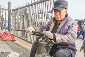 农民大爷古法制作爆米花，10元一锅，小时候的味道图片