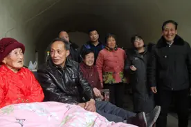 农村兄妹9人伺候1个104岁老妈妈，他们赡养老人方式很有意思图片