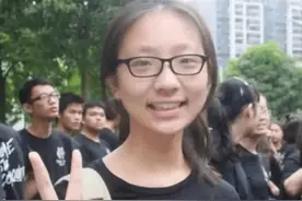 女“学霸”726分上清华，母亲帮她整理抽屉时，顿时泣不成声图片