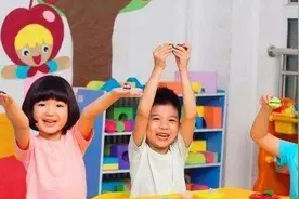 幼儿园老师坦言，最讨厌父母“接娃放学”的3种行为，你也许做过图片